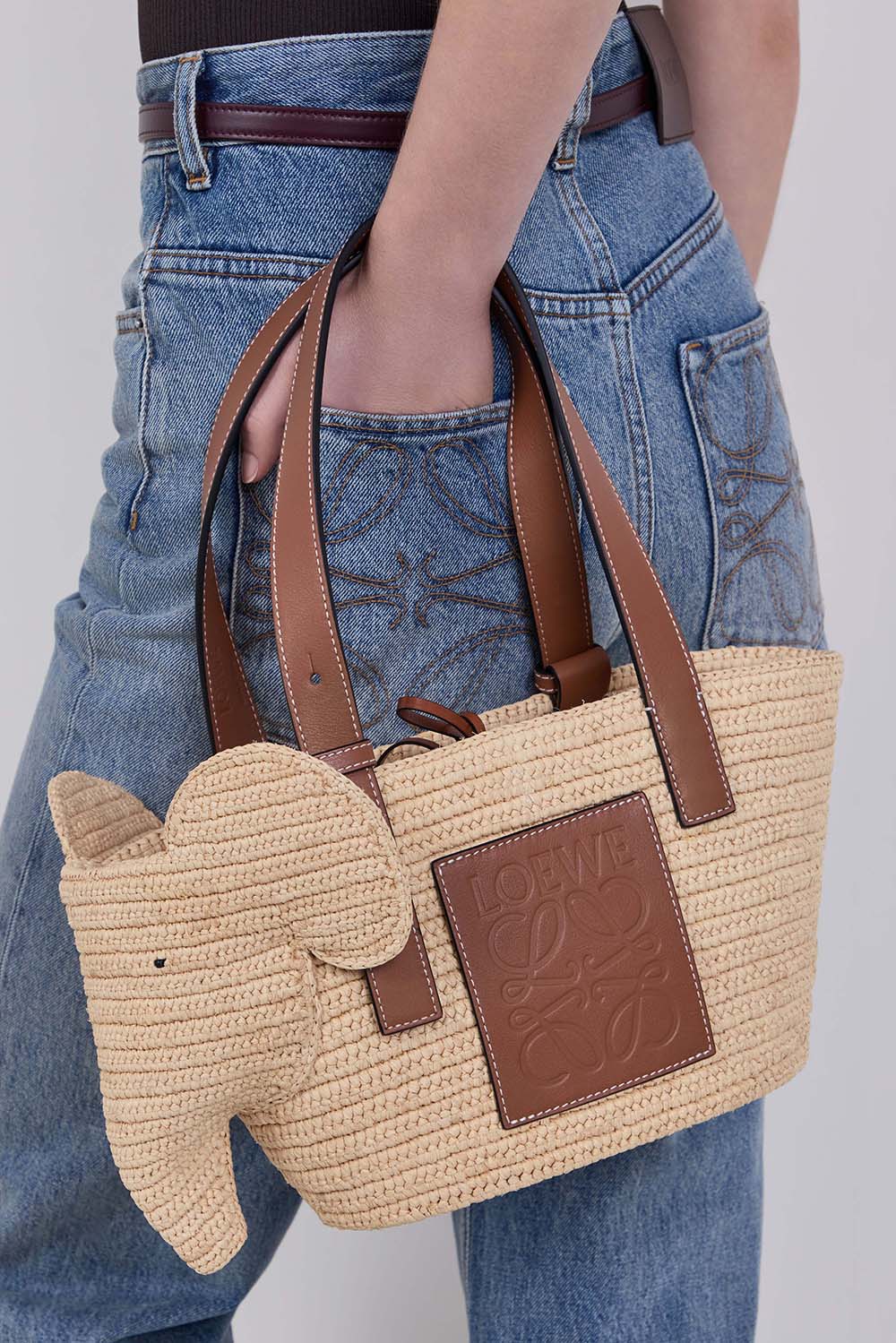 תמונת כל הלוק של תיק כתף אלפנט סמול